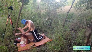 Tante montre ses seins et s’invite à baiser dans la forêt.