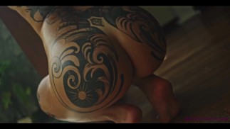 SANKTOR - CHICA TATUADA CON ENORME TRASERO SE MASTURBA