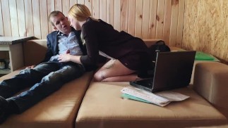 Pomáhal s domácími úkoly a šukal studentku v její těsné kundičce
