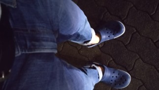 Quand je marchais dehors, j'ai ressenti le besoin de faire pipi et j'ai fini par faire pipi...