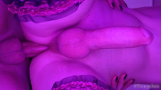 Femboy komt klaar in trans vriendin met close-up zicht van onderen!