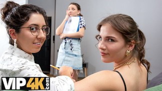 DYKE4K. Il capo della signora sa come soddisfare la sua assistente e la nuova impiegata