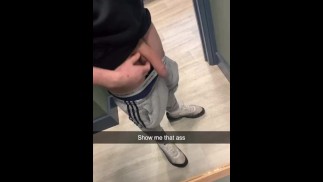 Fit chavvy Twink škádlí své přátele na Snapchatu, zatímco se nudí v hospodě