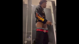 Teenager wird fast beim Sprengen einer großen Nuss in der öffentlichen Toilette erwischt FOLGE MEINEM IG -YEAHITZRELL