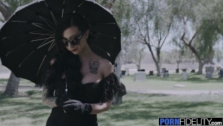 PORNFIDELITY Big Tit Tatuato Lily Lane Raccoglie un grosso cazzo
