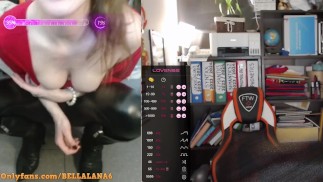 Professeur en leggings en cuir et bottes se masturbe sous son bureau pendant la classe (contrôle luxuriant)