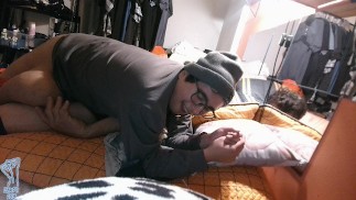 Menino com deficiência nerd e papai escapam do jantar de família para foder