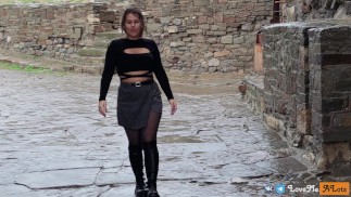 Uma mulher estranha me chupou em uma excursão na antiga fortaleza. Sexo na rua, num lugar público