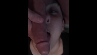 Mein Gesicht ist ein Tisch für riesige Schwänze