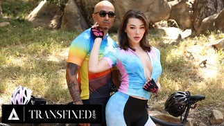 TRANSFIXED - Hermosa Emma Rose recibe facial de boca abierta de Buddy ciclista durante una follada dura