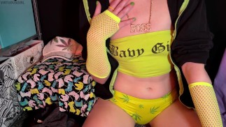 Seksowna dziewczyna ASMR Stoner flirtuje z tobą 💚
