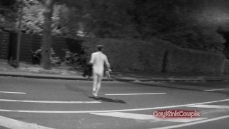 Riskanter Sex bei Nachtspaziergang draußen im öffentlichen Park, der Sub rennt nackt nach Hause