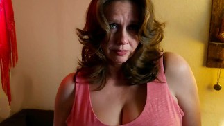 Dojrzała masażystka MILF ssie i rucha swojego niewidomego psychiatrę podczas masażu.