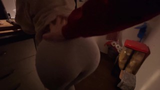 Můj nadržený spolubydlící mě svádí znovu a znovu