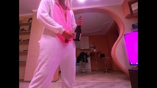 Тикток кролик дрочит большой член и поливает хуй шампанским