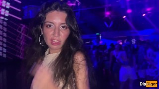 Ragazza arrapata ha accettato di fare sesso in una discoteca in bagno