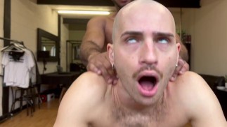 Ragazzo nero appeso con un grosso cazzo mostruoso che distrugge la figa del mio ragazzo