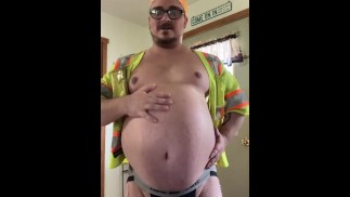 POV: silničář vás požádá o drink a nadýmá pivem
