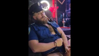 Officer Daddy pijpbeurt en handboeien sperma