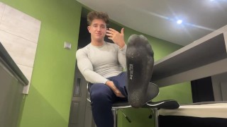 CONTROLLO DELL'ANNUSARE I PIEDI