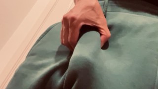 Повешенный парень демонстрирует зеленые спортивные штаны с принтом члена - Eataclit21