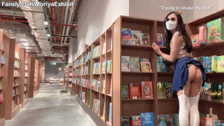 Teaser - Ryzykowne miganie mojej azjatyckiej cipki i małych cycków w ładnej księgarni 📖 w świątecznym miesiącu🎄