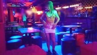 Me masturbei um estranho em um bar e meu marido filmou tudo