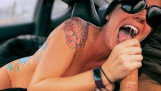 Babe brune chaude suce une grosse bite bien dure - pipe éjaculation humide dans la voiture
