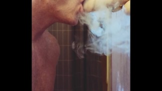 Gesponnen daddy geeft je een zeer sexy zeer bewolkte pijpbeurt