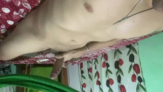 Ich wichse meinen 8-Zoll-Schwanz in meinem Schlafzimmer, während meine Frau in der Küche ist