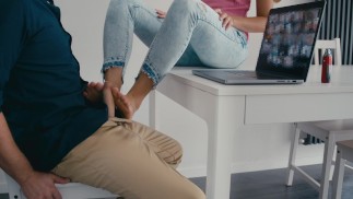 Ela o faz enlouquecer com as mãos e os pés até ele explodir enquanto faz uma videochamada de trabalho