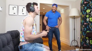 MANROYALE Gamer Twink использует тугую задницу, чтобы дать чаевые водителю доставки