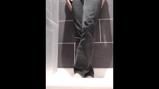 Bagnando i miei jeans neri, disperazione