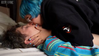 Stiefzus heeft ruzie gehad met haar ouders en ze kan nergens heen