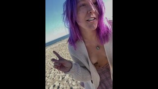 あえて服を脱いで公共のビーチをヌードで歩いた
