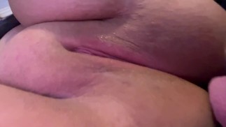 mooi poesje squirt met dildo