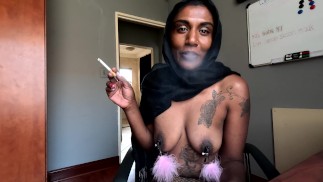 Desi con hijab fumando mientras usa pinzas para los pezones