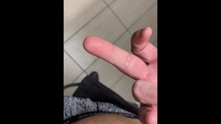 Prendere un forte piscio in un Walmart pubblico gemendo disperato si sentiva fottutamente bene