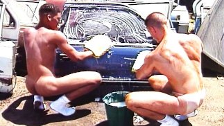 NAKED JUNKYARD BOYZ in een sudsy zeepgevecht