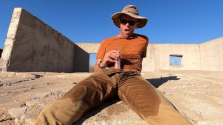 Fontes de mijo enquanto trabalha no deserto Arizona