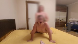 Ich beobachte, wie meine Frau von ihrer Freundin mit einem Strapon gefickt wird, und ich wichse