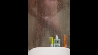 热性感的肌肉男在淋浴间淋浴和自慰