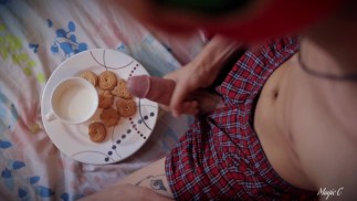 Spécial Noël Big Dick Slim Latino Twink Magic C se branler couvrant des biscuits de Noël