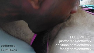 Primer plano peludo FTM lamiendo coño
