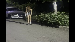 Девушка показывает свою попку на публике во время прогулки