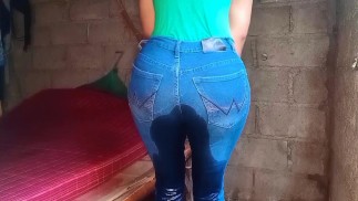Non riesco a smettere di trattenere la mia pipì nei miei jeans così bagnati
