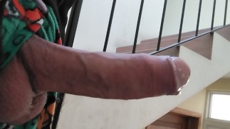 Porto fuori il mio cazzo sulle scale dell'appartamento e proprio quando sto per venire il mio vicino mi scopre