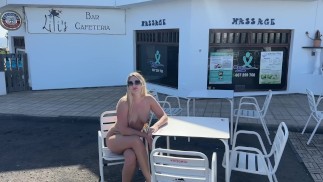 Meisje zit naakt in een café in het openbaar