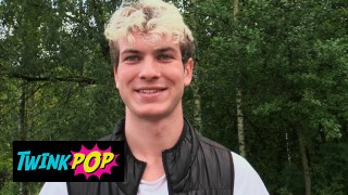 イケメンポップ-アスレチックGuyは彼のコーチを待たせ、彼のお尻を犯されるのにより多くの時間を費やします