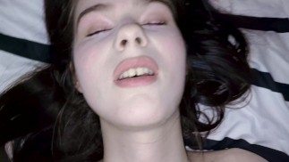 Die 18-jährige Teenager-SCHÖNHEIT bekommt eine GROSSE LADUNG auf ihr wunderschönes GESICHT!!!